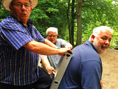 Wanderung Sommer 2016
Dieter krabbelt Peter den Buckel rauf. Das Runterrutschen wurde nicht fotografiert.
